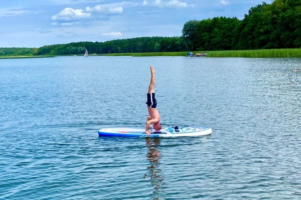 Kopfstand auf dem Stand-up-Paddle-Board – Balance und Asana-Praxis auf Mallorca