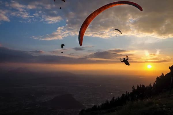 Gleitschirmfliegen bei Sonnenuntergang auf Mallorca
