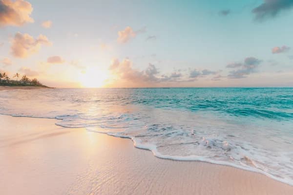 Sonnenaufgang am Strand von Mallorca für die Morgenpraxis