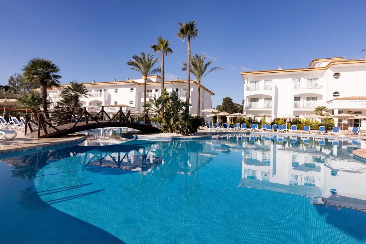 Hotel Pool bei der Yogalehrer Ausbildung Mallorca