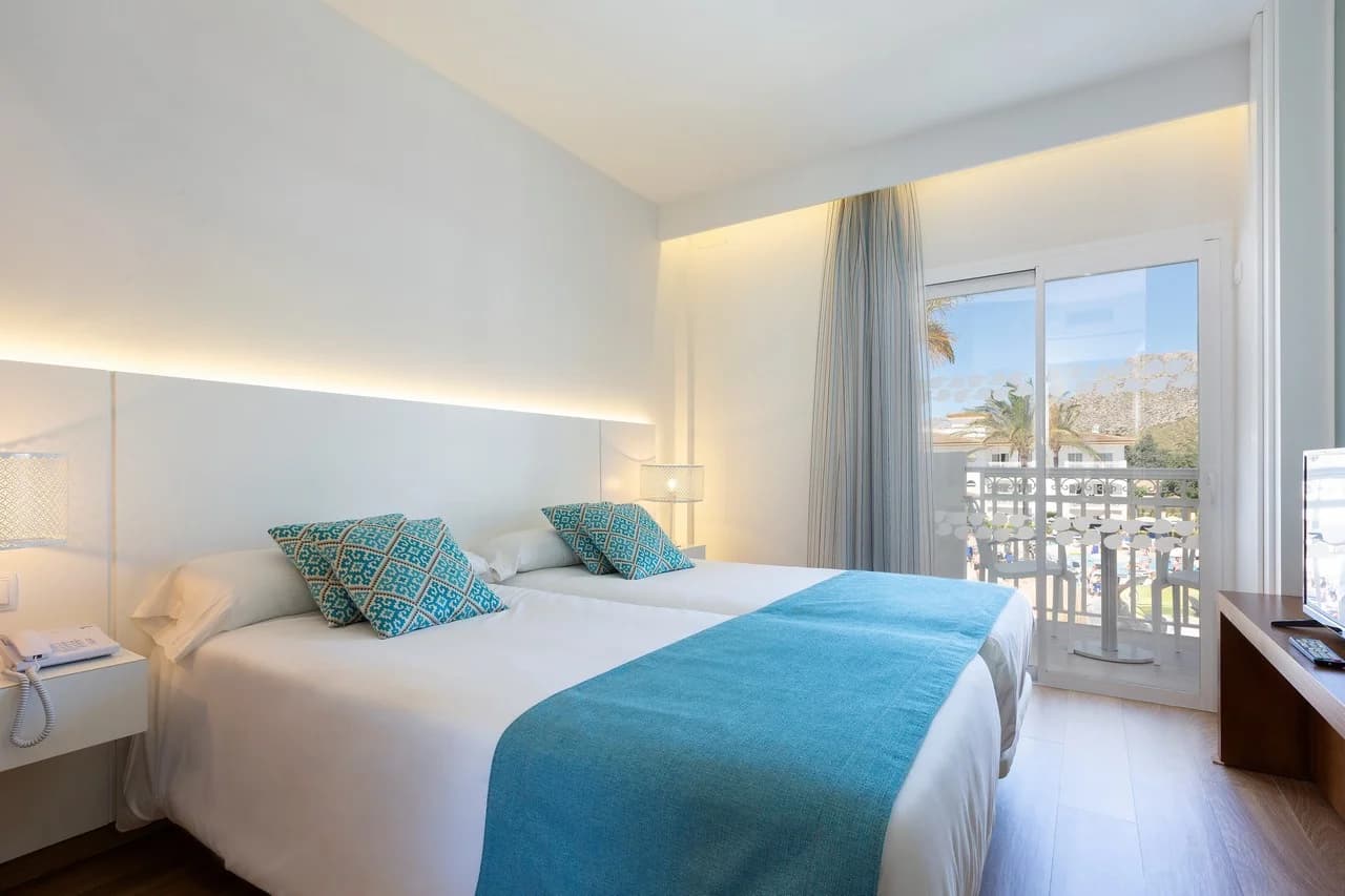 Helles Hotelzimmer mit Balkon für Teilnehmer der Yogalehrer Ausbildung