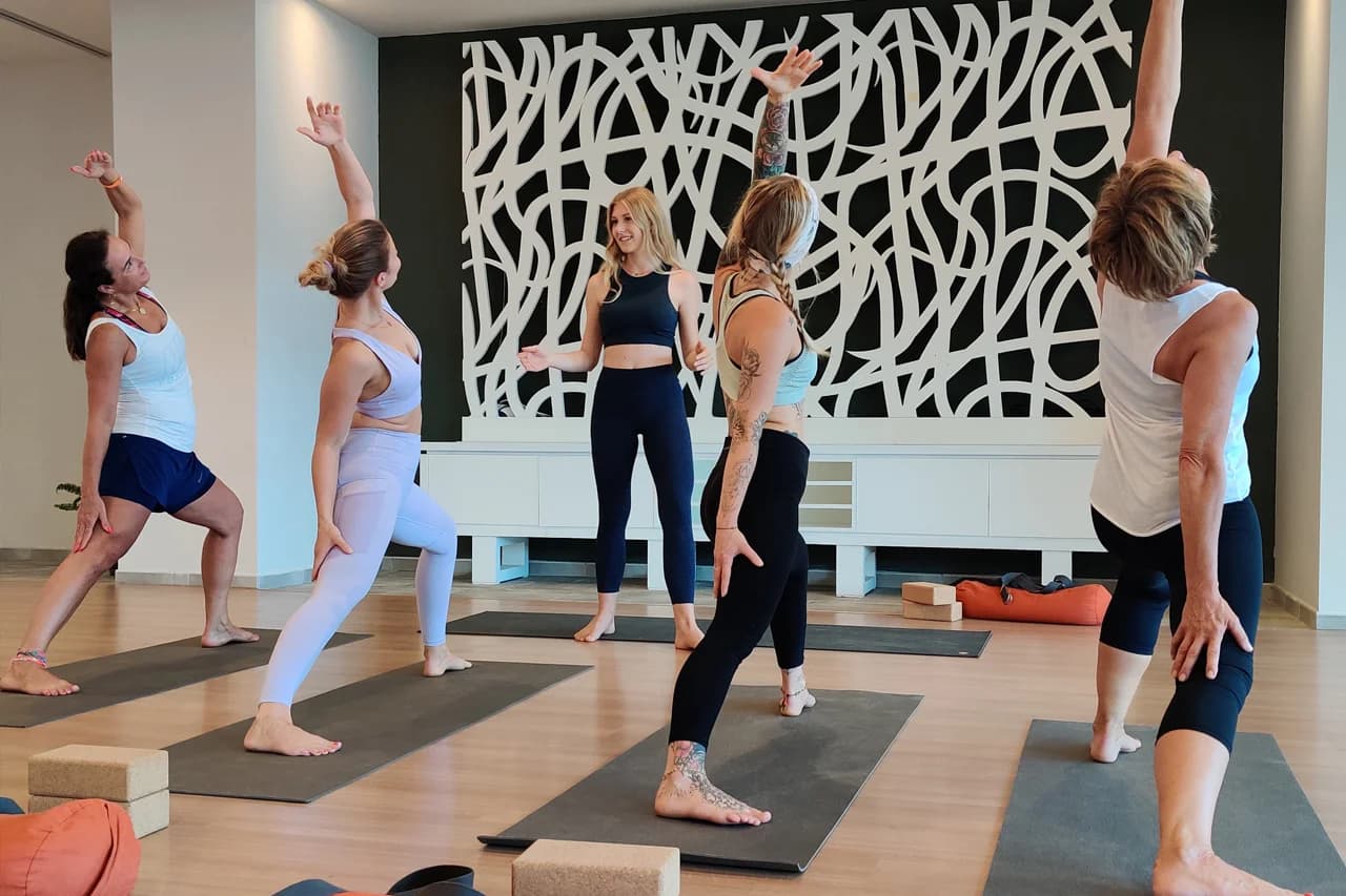 Yogalehrer Ausbildung Mallorca: Gruppe übt Asanas im Yogaraum