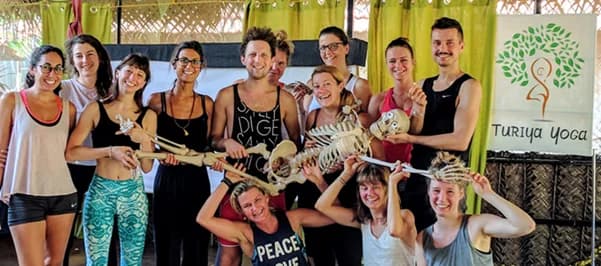 Teilnehmer der Turiya Yoga Yogalehrer Ausbildung Mallorca beim Gruppenfoto