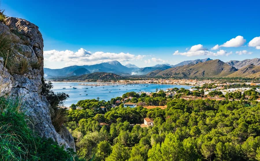 Küste von Mallorca mit Blick auf Berge und türkisfarbenes Meer